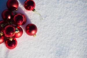 rote Weihnachtskugel im Neuschnee foto