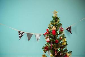 Weihnachtsbaum mit Geschenken auf grünem Hintergrund foto