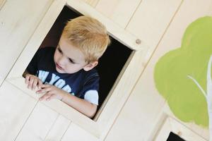 glückliches Kind in einem Fenster foto