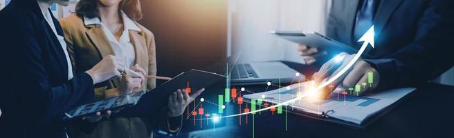 Business Finance Technology und Investment Trading Trader Investor. Börseninvestmentfonds und digitale Assets. geschäftsmann, der die finanzdaten des forex-handelsdiagramms analysiert. foto