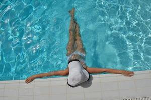 glückliche Frau im Schwimmbad foto