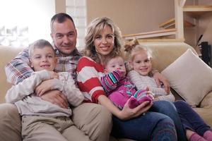 glückliche junge familie zu hause foto