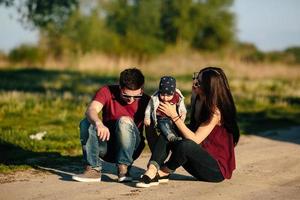 junge familie mit einem kind in der natur foto