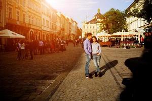 paar haben spaß in der stadt foto