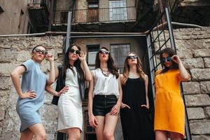 fünf junge schöne Mädchen in der Stadt foto