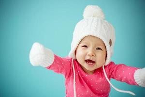 neugeboren in warmen kleidern foto