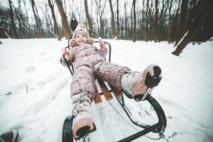 Mutter mit einer kleinen Tochter im Park foto