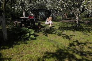 Mutter und Tochter im Garten foto