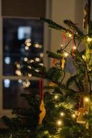 weihnachtsbaum geschmückt mit lebkuchenplätzchen und girlanden foto