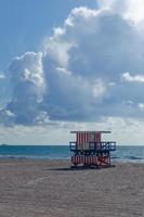 ein ikonischer und patriotischer rettungsturm in south beach, miami. foto