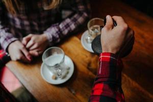 schönes Mädchen im Café foto