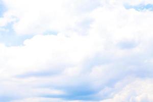 heller Himmel voller weißer Wolken foto