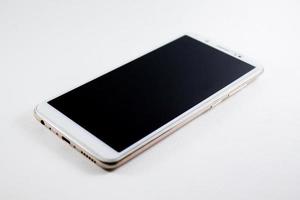 weißes Handy auf weißem Hintergrund foto