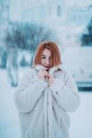 Portrait weibliches Modell draußen im ersten Schnee foto