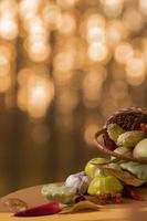 herbstkomposition mit einem korb aus äpfeln, kürbis, paprika auf dem hintergrund eines herbstbokehs. Herbsterntekonzept. foto