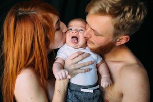 glückliche Familie auf schwarzem Hintergrund foto