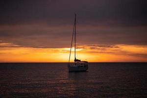 Luftbild von der Drohne auf dem Schiffsverkehr im Meer, Sonnenuntergang foto