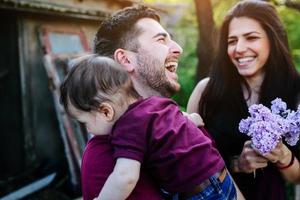 junge familie mit einem kind in der natur foto