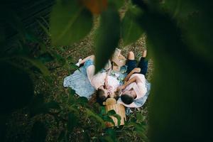 glückliche Familie auf dem Rasen im Park foto