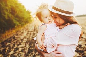 Mutter und Tochter zusammen im Freien foto