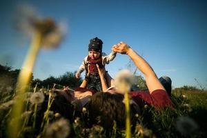 junge familie mit einem kind in der natur foto