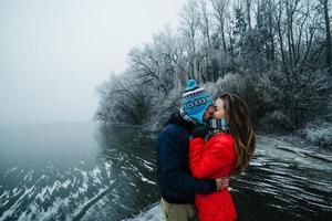 schönes paar, das spaß auf dem pier hat foto