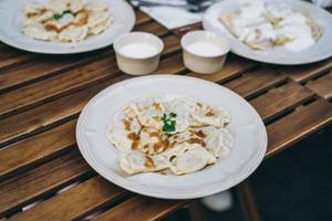 Knödel mit Speck und Kräutern auf einem Teller foto