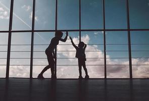 Silhouette von Mutter und Tochter im Fitnessstudio foto