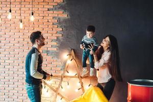 junge familie, die spaß zu hause hat foto