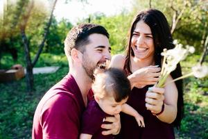 junge familie mit einem kind in der natur foto