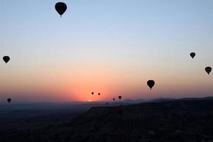 Ballon fliegt über Kappadokien, Truthahn bei Sonnenaufgang foto