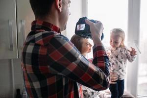 vater, der foto seiner tochter und frau macht