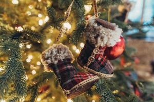 Nahaufnahme von Weihnachtsbaumzweigen mit Dekorationen foto