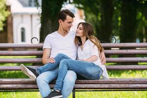 Mann und Frau auf einer Bank im Park foto