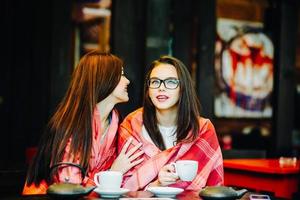 zwei junge und schöne Mädchen klatschen foto