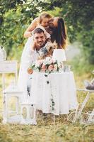 junge Familie mit Kind bei einem Picknick foto