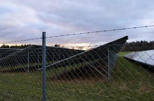 Erzeugung sauberer Energie mit Solarmodulen in einem großen Park in Nordeuropa foto