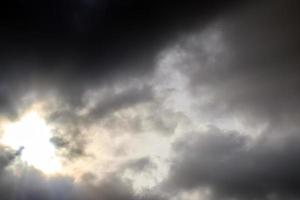 schöne aussicht auf sonnenstrahlen mit einigen linseneffekten und wolken am blauen himmel foto