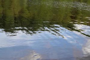 Wasseroberflächen mit Wellen und Wellen und das Sonnenlicht, das an der Oberfläche reflektiert wird. foto