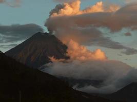 Aktiver Vulkan Tungurahua in Ecuador, der Rauch und Asche ausstößt foto