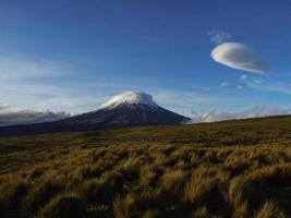 Der Vulkan Cotopaxi in Ecuador ist von einer Gewitterwolke bedeckt foto