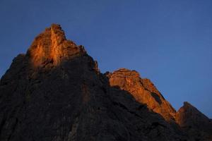 sonnenaufgang in den österreichischen alpen bei saalfelden foto