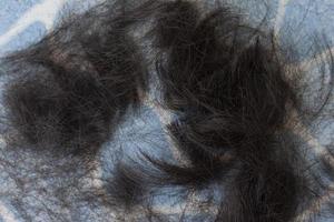Haare trocken und Spliss am Fliesenboden im Friseursalon abschneiden. foto