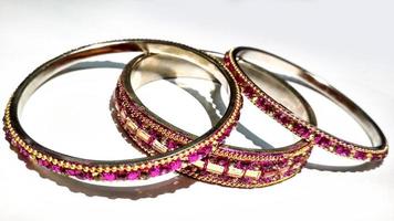 traditionelle indisch gefärbte hochzeitsarmbänder foto