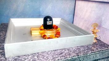 Nahaufnahme des hinduistischen Gottes Shiva Linga, Darstellung des Herrn, der zum Anbieten von Gebeten verwendet wird foto