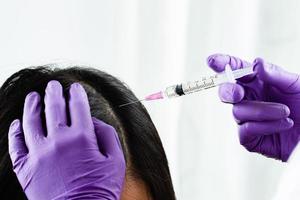 dauerhafte Haartransplantation durch Transplantation von Haarzellen ohne Operation heilt die Wunde schnell und hinterlässt keine Narben. geeignet für Menschen mit Haarausfall und Glatzenproblemen. foto