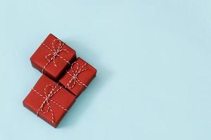 geschenkbox rot neujahr verpackt vorhandener behälter mit band auf vintage blauem hintergrund für urlaubskonzept mit kopienraum, draufsichtmuster. Frohes neues Jahr foto