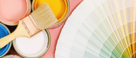 Ein Maler wählt einen Farbton für die Innenwände des Hauses. mit Innenausstattung foto