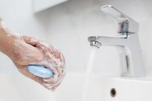 Hygiene. Hände reinigen. Händewaschen mit Seife unter dem Wasserhahn mit Wasser zahlen Schmutz. foto