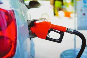 Tankstellendüsen. Autos, die an der Tankstelle tanken. Das Konzept der Kraftstoffpreise hat sich geändert. foto